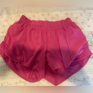 Lululemon Hotty Hot Low Rise Line Short 2.5”